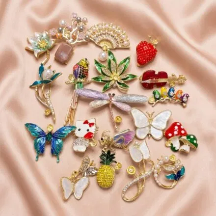 Pearl Brooch Pod